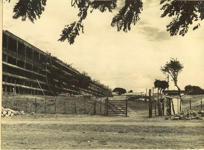 Foto da Construção do Prédio da Escola situado à Av. Salgado Filho